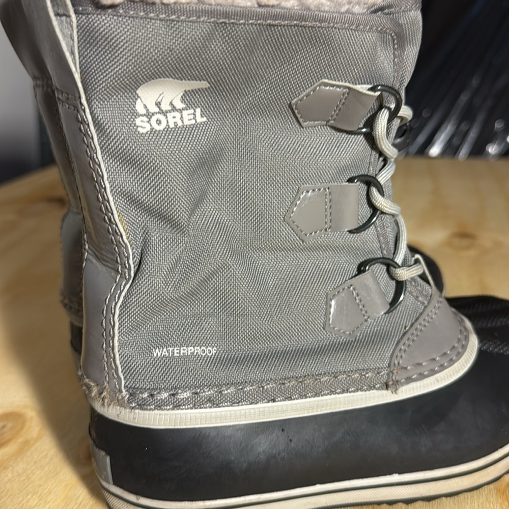 Sorel winter Gray and Black Waterproof Boots Size 3 - Picture 2 of 12